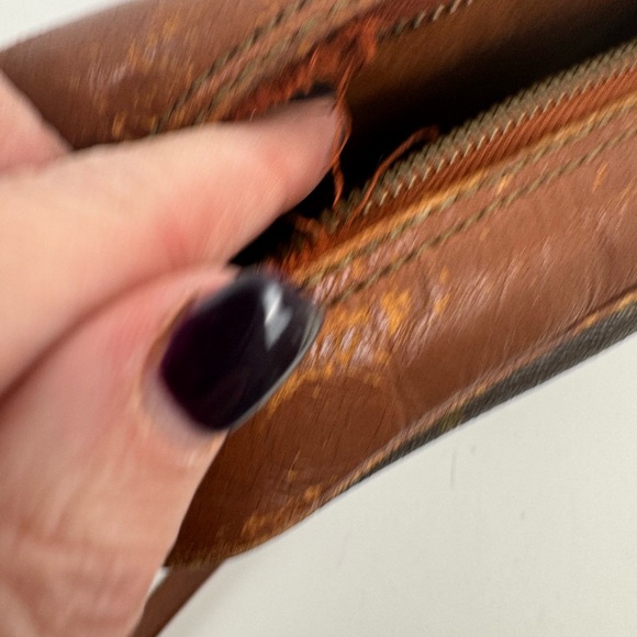 Louis Vuitton Monogram bag..ususual adjustable strapp that tucks under the bag - Picture 13 of 13